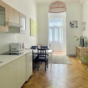 https://gallys-apartments.praguehotelsweb.com
